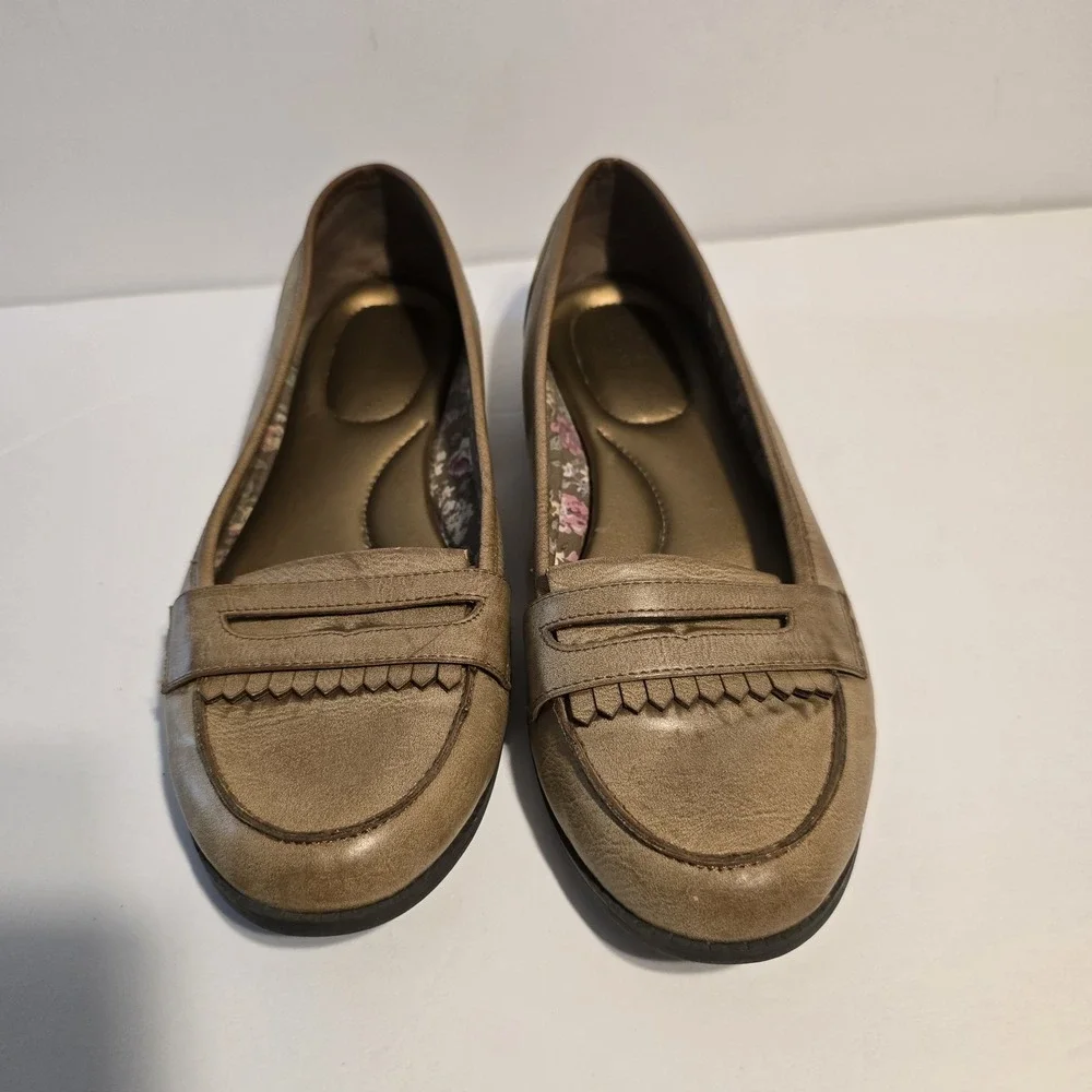 Tan Faux Leather Penny Loafers with Floral Lining and Fringe Detail 7.5‎